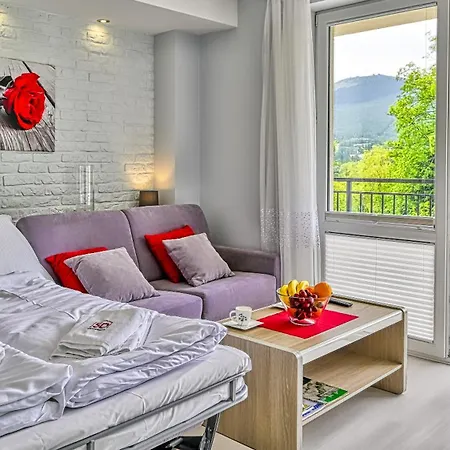 Esensja Z Widokiem Na Gory I Przy Dworcu - 5d *